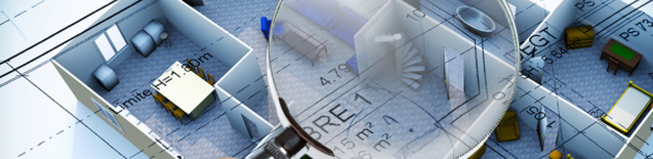 Eine Lupe vergrößert einen detaillierten, blauen Bauplan oder Grundriss einer Wohnung. Im Hintergrund ist ein 3D-Modell der Wohnung mit Möbeln (Sofa, Tisch, Treppe und Badewanne) erkennbar. Der Plan enthält Maßangaben und technische Details, wie 'H=1.80m' und Flächenangaben in 'm²'. Das Bild symbolisiert die Suche und Prüfung von Wohnungsplänen oder Immobilienservices.