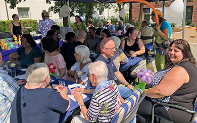 Nachbarn sitzen zusammen