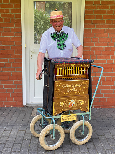 Dieter Oellrich an der Drehorgel