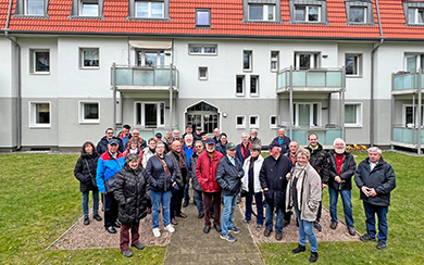 Menschen vor einem Wohnhaus