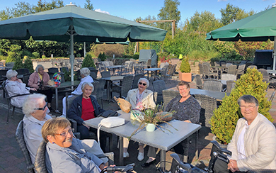 Senioren auf einer Terrasse