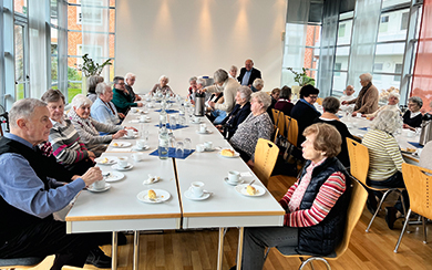 Nachbarn am Kaffeetisch