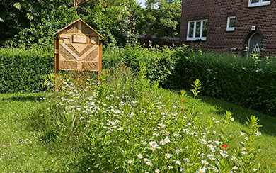 Insektenhotel im Grünen