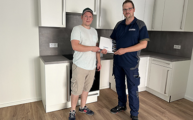 Schlüsselübergabe mit Mann