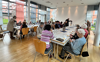 Nachbarn beim Kaffeetrinken